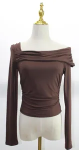 Vue détaillée du haut marron pour femme avec épaule dénudée et détails froncés Y2K