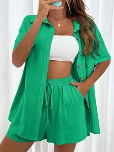 Detalle del conjunto informal de dos piezas en verde vibrante, camisa y shorts