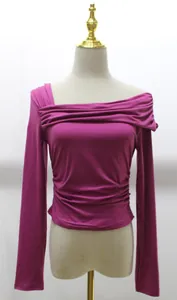 Haut fuchsia à manches longues et épaules dénudées avec détails froncés élégants et coupe