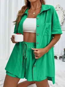 Vista detallada de un conjunto de camisa de manga corta verde brillante y pantalones