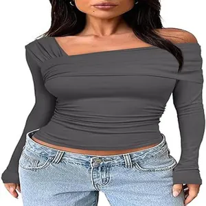 Vue détaillée du haut gris à manches longues pour femmes avec un design élégant à une épaule.