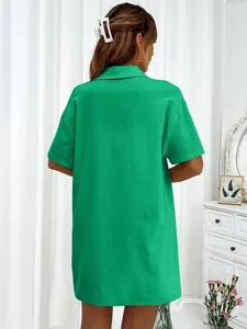 Vista trasera detallada de una camisa verde informal de manga corta de un conjunto de moda