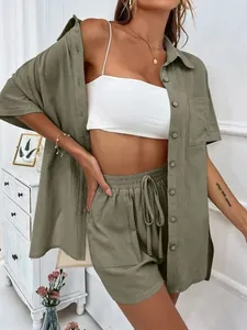 Conjunto informal de dos piezas de camisa y pantalón corto verde oliva con cordón para mujer