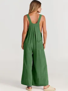 Vista trasera de un mono informal de algodón y lino verde para mujer con bolsillo