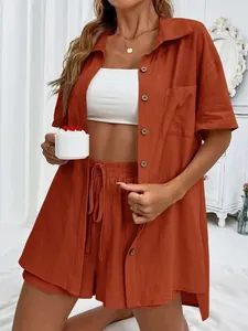 Detalle de un conjunto casual de dos piezas de camisa y shorts en naranja con botones frontales