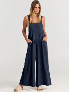 Modelo con un mono holgado de algodón y lino azul marino con perneras anchas
