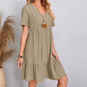 Lässiges khakifarbenes Sommerkleid mit V-Ausschnitt, kurzen Ärmeln und Stufenrock