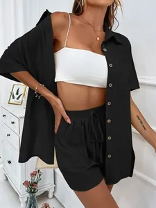 Conjunto casual de dos piezas para mujer con camisa negra de manga corta y pantalones cortos