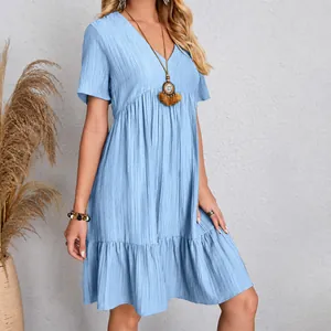 Detailansicht hellblaues V-Ausschnitt Sommerkleid mit Knitterstoff und Volantsaum
