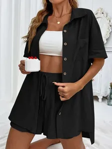 Conjunto casual negro de dos piezas para mujer con camisa de manga corta y pantalones.