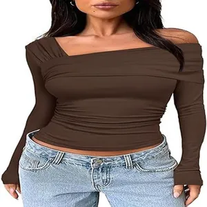 Vue détaillée du haut marron moulant à une épaule froncée pour femme style Y2K