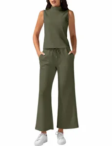 Detail van olijfgroene mouwloze top met col en bijpassende wijde broek set