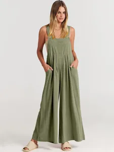 Vista completa de un mono informal de lino y algodón verde salvia sin mangas para mujer