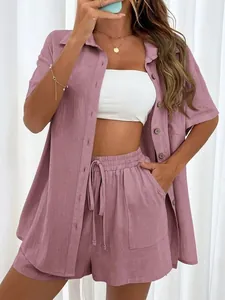 Conjunto casual de dos piezas de camisa malva de manga corta y pantalones cortos.