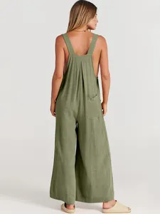 Vista posterior de un mono informal de algodón y lino verde oliva para mujer.