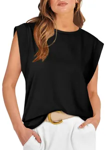 Vue détaillée d'un t-shirt noir à manches courtes pour femme avec une coupe décontractée.