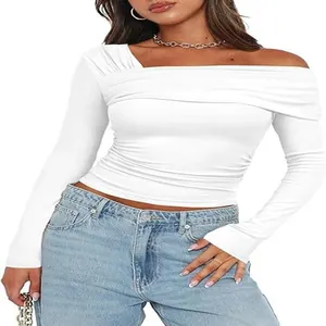 Vue détaillée du haut blanc à une épaule pour femme avec texture froncée