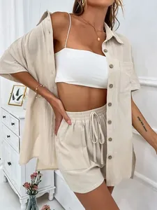 Elegante conjunto de dos piezas de camisa y pantalón corto beige efecto lino mujer
