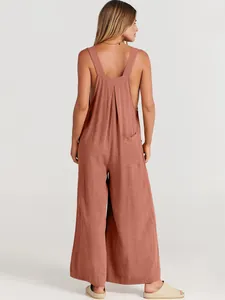 Detalle de la espalda de un mono informal de algodón y lino terracota para mujer
