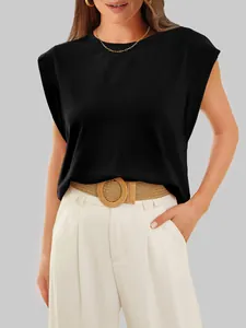 Vue détaillée d'un t-shirt noir à manches courtes pour femmes avec coupe ample