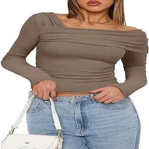 Détail du haut marron à manches longues froncé à une épaule pour femme, coupe slim