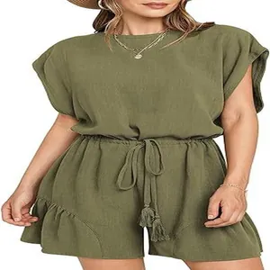Dettaglio tutina corta da donna in cotone e lino verde oliva con lacci in vita.