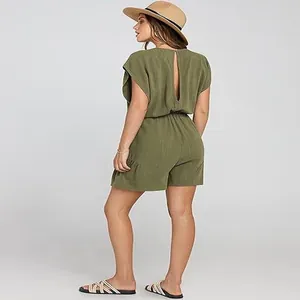 Vista posteriore di una comoda tuta casual in cotone e lino verde oliva con apertura.