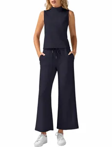 Overzicht van het marineblauwe tweedelige lounge-set met coltop en wijde pijpen broek