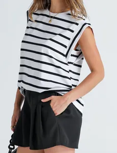 Détail d'un t-shirt à manches courtes pour femmes avec des rayures noires et blanches.