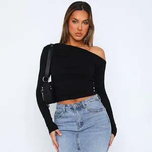 Professionelle Detailansicht eines schwarzen langärmeligen Crop-Tops mit One-Shoulder-Schnitt