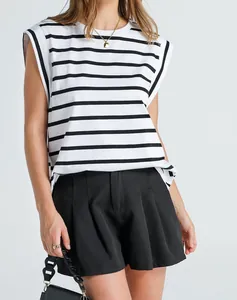 Détail d'un haut rayé à manches courtes porté avec un short noir plissé pour femme