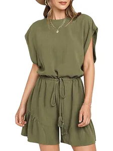 Dettaglio di tutina casual in lino verde militare con coulisse in vita e nappe