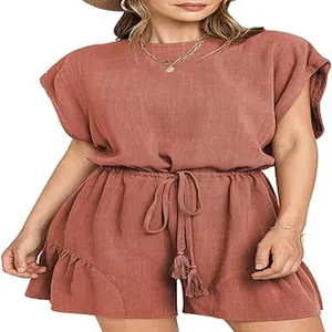 Tuta corta casual in cotone e lino terracotta con coulisse e dettaglio nappe bohémien.