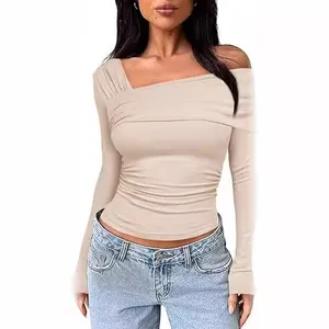 Haut élégant beige à manches longues et épaules dénudées avec fronces coupe ajustée