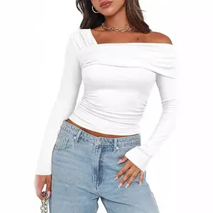 Haut blanc élégant à une épaule et manches longues avec détails froncés, style Y2K ajusté.