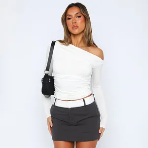 Detaillierte Ansicht des weißen asymmetrischen langärmeligen Slim-Fit-Damenoberteils