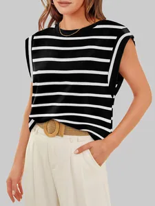 Gros plan du t-shirt à manches courtes rayé noir et blanc pour femme, style décontracté