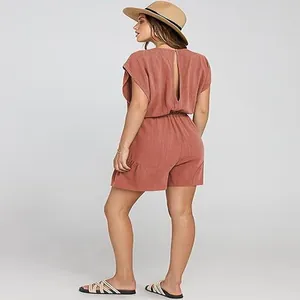 Vista posteriore di una tutina in cotone e lino terracotta con scollo a V sulla schiena.