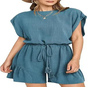 Dettaglio tutina blu in cotone e lino con coulisse in vita e volant