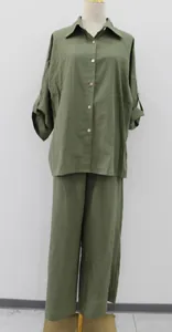 Vue de face d'un ensemble décontracté en coton et lin vert olive sur un mannequin