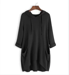 Detailansicht eines schwarzen Damen-Kapuzenshirts mit unregelmäßigem Saum und Taschen