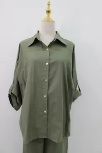 Détail de l'ensemble deux pièces en coton et lin vert olive présenté sur un mannequin