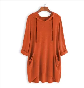 Lockeres Kapuzenshirt für Damen mit Seitentaschen in gebranntem Orange-Stoff