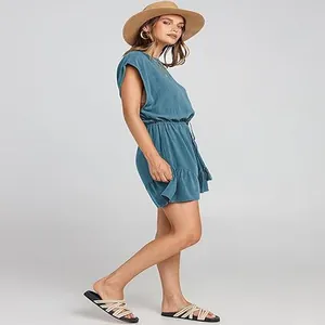 Vista laterale di una tutina casual in cotone e lino blu con maniche corte e coulisse