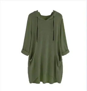 Detailansicht eines lockeren Damen-Kapuzenshirts mit Taschen in dunklem Armeegrün
