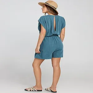 Vista posteriore di una tutina blu in cotone e lino con vita elastica e spacco