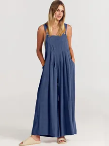 Vista detallada de un mono holgado de algodón y lino para mujer con diseño de pierna ancha