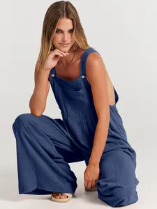 Detalle de un mono peto holgado de mezcla de lino azul marino para mujer casual