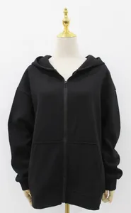 Vista frontal de una sudadera con capucha negra para mujer en un maniquí de exposición