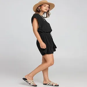 Profilo laterale di una tutina nera in cotone e lino con coulisse in vita e vestibilità casual